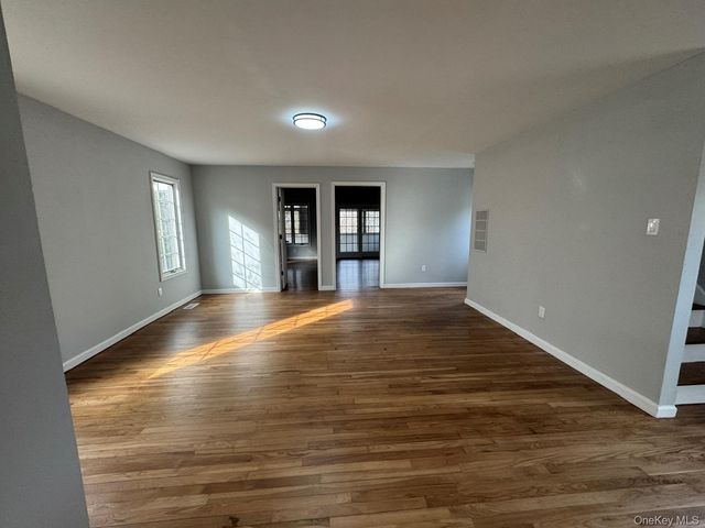 10 Woodland Lane, Huntington, NY 11743