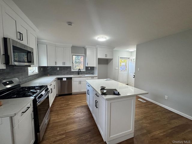 10 Woodland Lane, Huntington, NY 11743