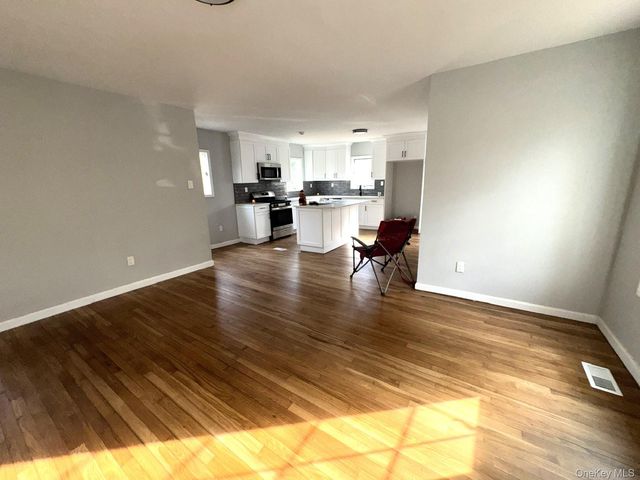 10 Woodland Lane, Huntington, NY 11743