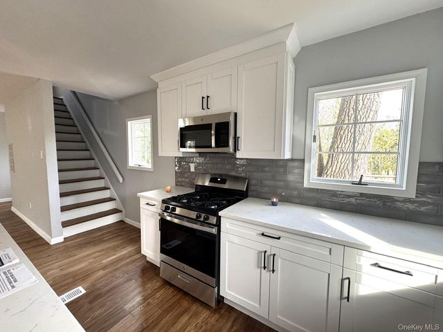 10 Woodland Lane, Huntington, NY 11743