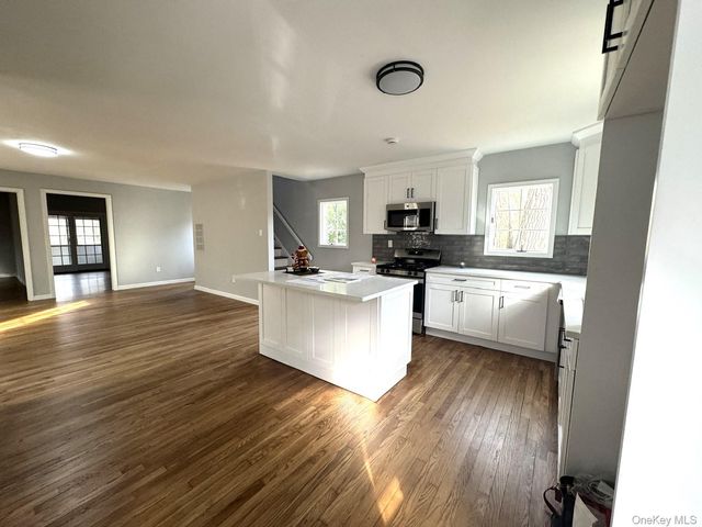 10 Woodland Lane, Huntington, NY 11743