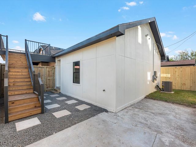 508 Dell Court, Houston, TX 77009