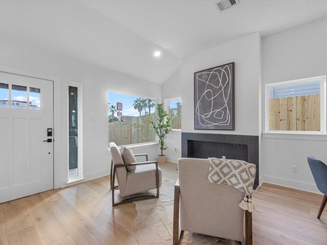 508 Dell Court, Houston, TX 77009