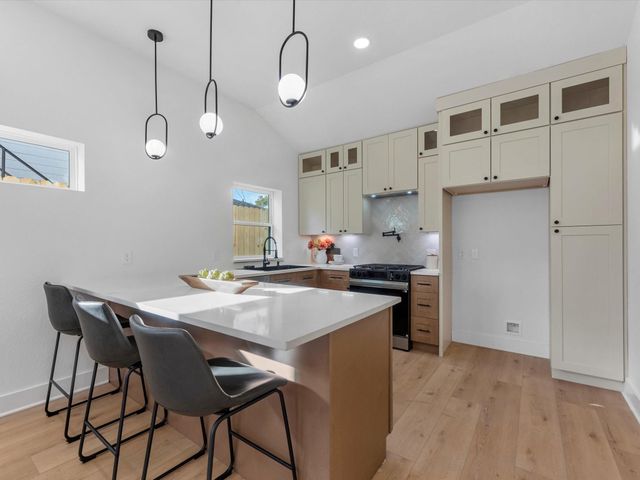 508 Dell Court, Houston, TX 77009