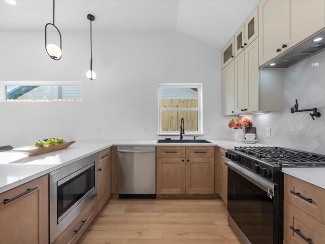 508 Dell Court, Houston, TX 77009