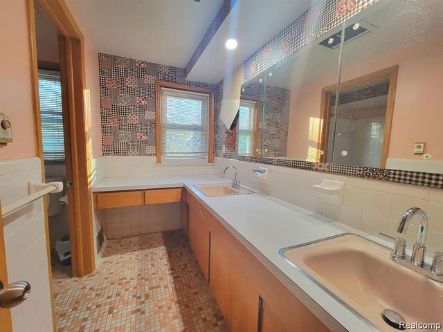 2415 Otter Street, Warren, MI 48092