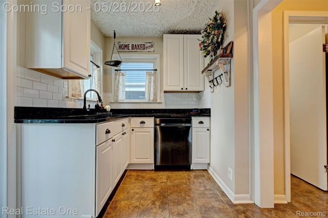 6394 Manson Drive, Waterford Charter Township, MI 48329