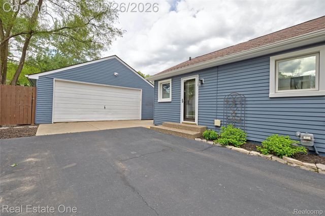 6394 Manson Drive, Waterford Charter Township, MI 48329
