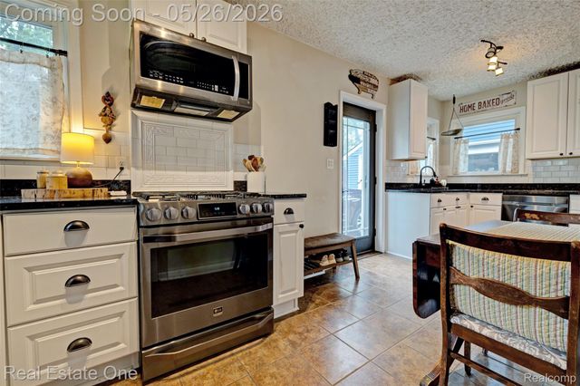 6394 Manson Drive, Waterford Charter Township, MI 48329