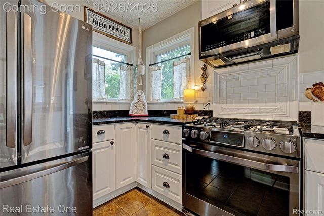 6394 Manson Drive, Waterford Charter Township, MI 48329
