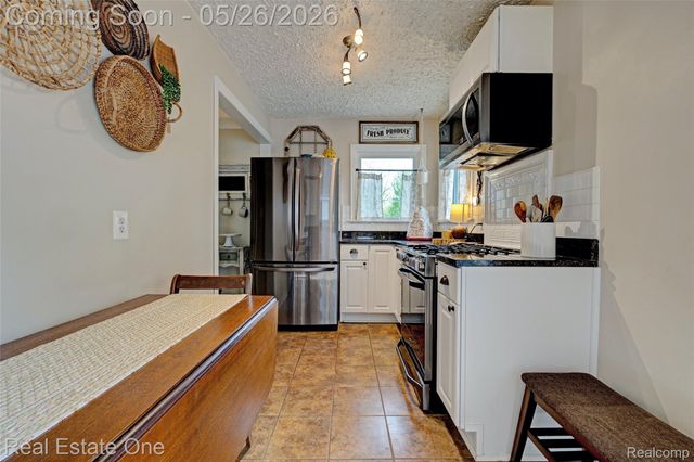 6394 Manson Drive, Waterford Charter Township, MI 48329