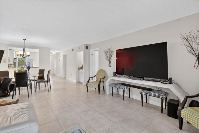 21211 Lago Circle C, Boca Raton, FL 33433