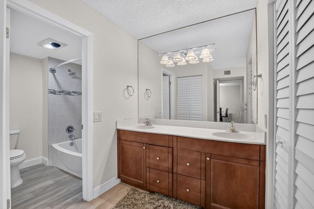 21211 Lago Circle C, Boca Raton, FL 33433