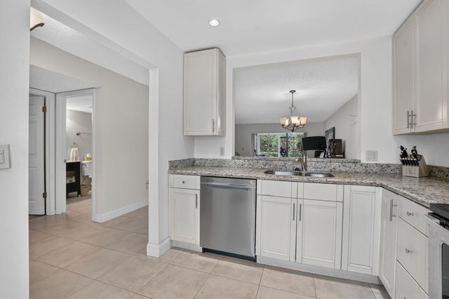 21211 Lago Circle C, Boca Raton, FL 33433