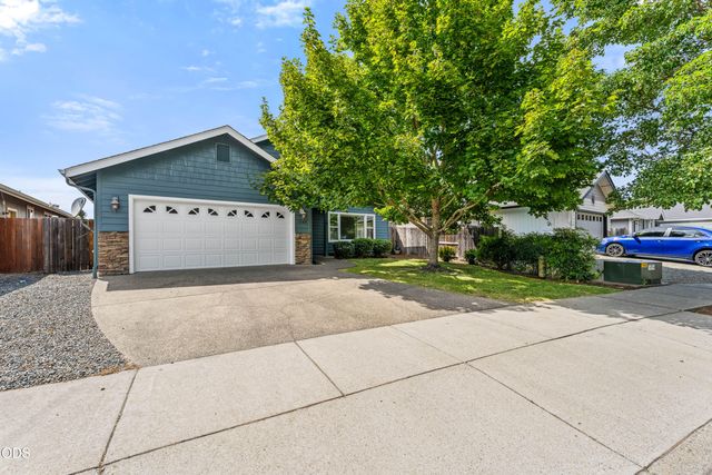 1288 SW Sturgeon Court, Grants Pass, OR 97527