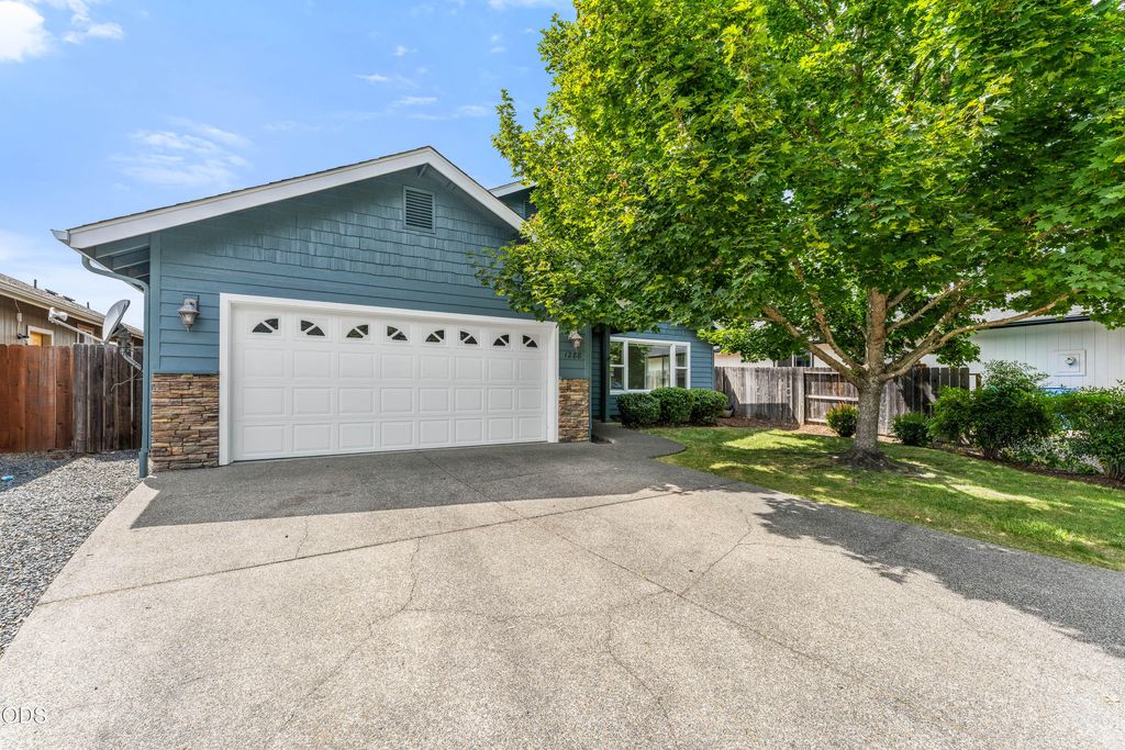 1288 SW Sturgeon Court, Grants Pass, OR 97527