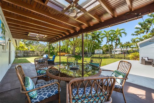18044 SW 89th Place, Palmetto Bay, FL 33157