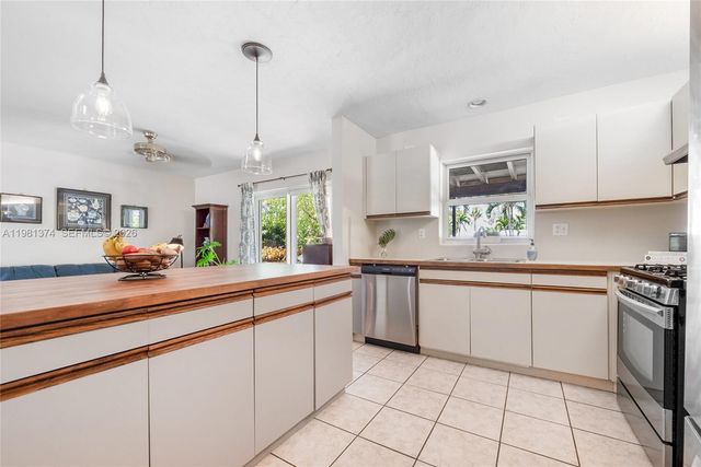 18044 SW 89th Place, Palmetto Bay, FL 33157