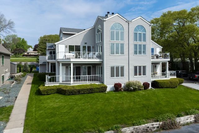 855 Canal Shore Drive, Leclaire, IA 52753