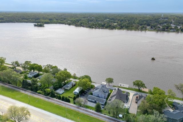 855 Canal Shore Drive, Leclaire, IA 52753