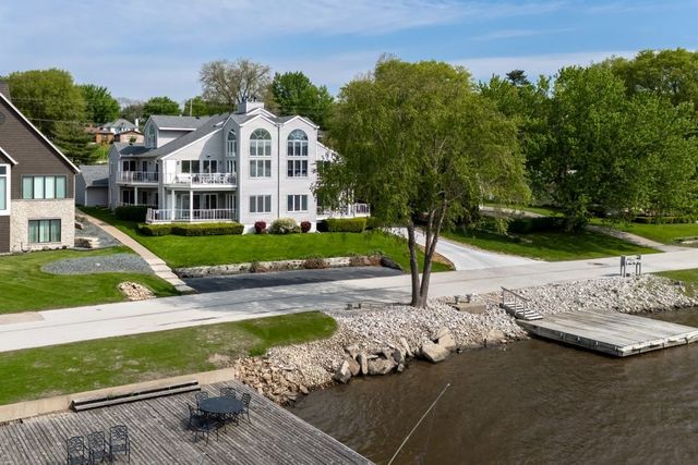 855 Canal Shore Drive, Leclaire, IA 52753