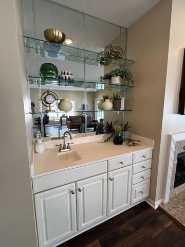 855 Canal Shore Drive, Leclaire, IA 52753