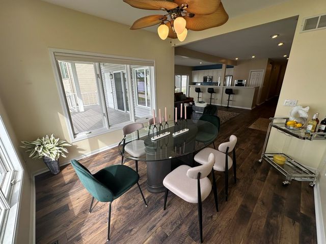 855 Canal Shore Drive, Leclaire, IA 52753