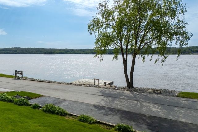 855 Canal Shore Drive, Leclaire, IA 52753