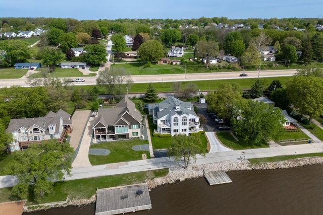 855 Canal Shore Drive, Leclaire, IA 52753