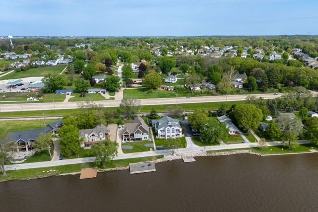 855 Canal Shore Drive, Leclaire, IA 52753