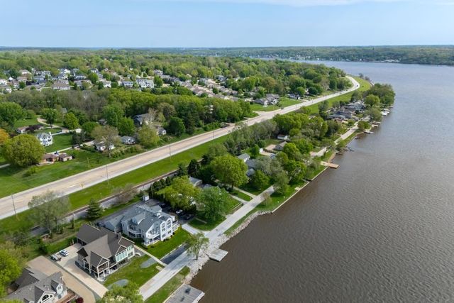 855 Canal Shore Drive, Leclaire, IA 52753