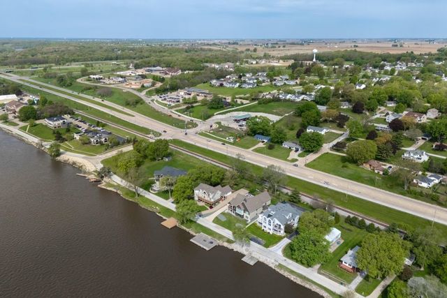 855 Canal Shore Drive, Leclaire, IA 52753