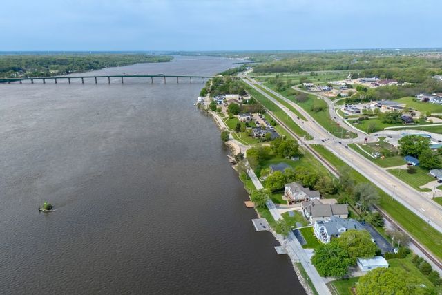 855 Canal Shore Drive, Leclaire, IA 52753