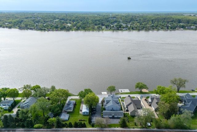 855 Canal Shore Drive, Leclaire, IA 52753