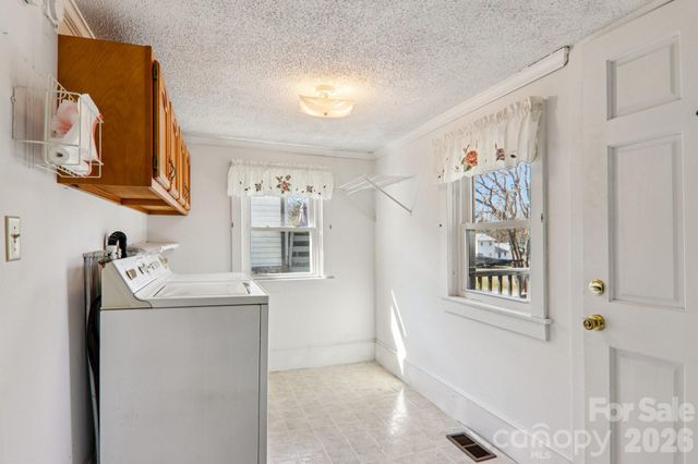 24 Pelzer Street, Asheville, NC 28804