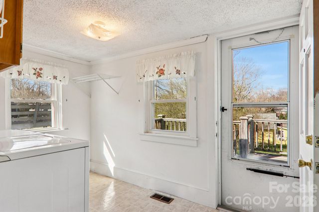 24 Pelzer Street, Asheville, NC 28804