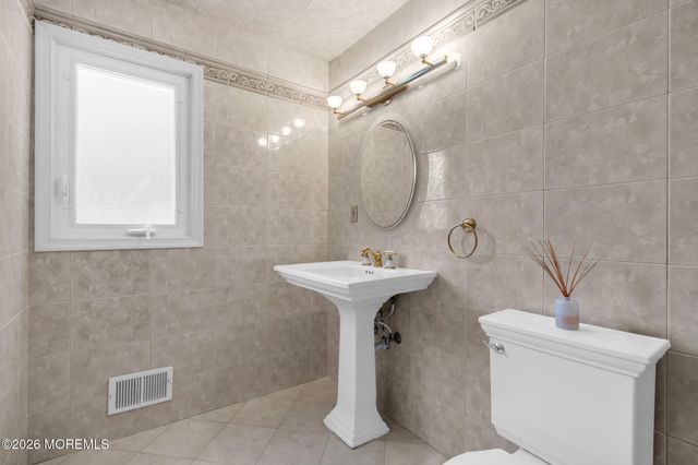 9 Woodcrest Terrace, Englishtown, NJ 07726