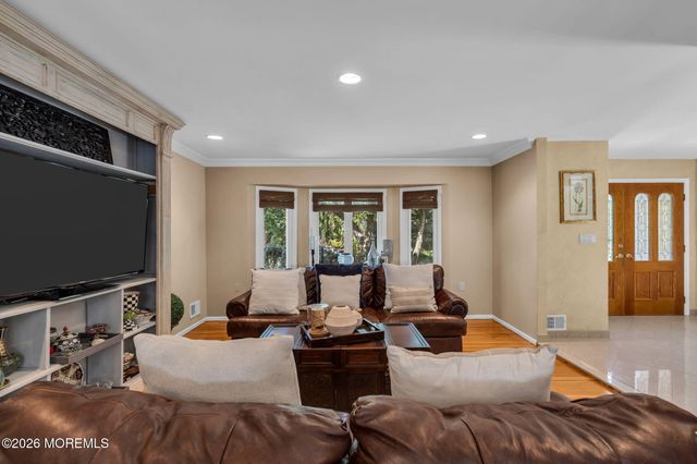 9 Woodcrest Terrace, Englishtown, NJ 07726