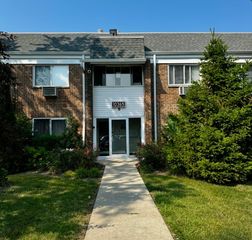 10365 Dearlove Road 1C, Glenview, IL 60025