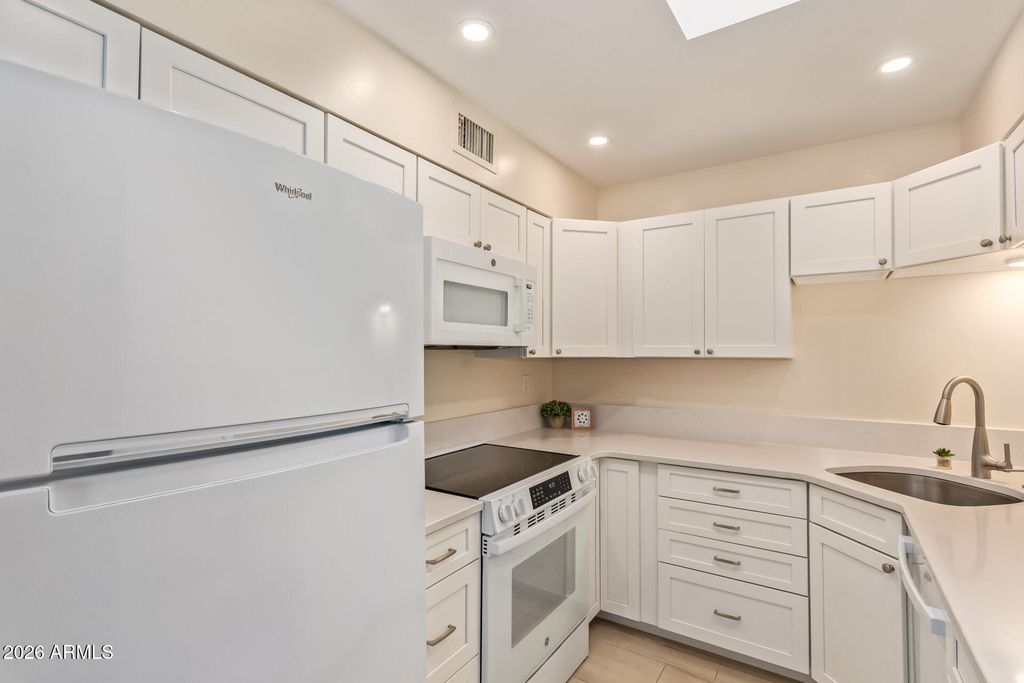 Image 11 of property listing at 17066 N 106TH Avenue, Sun City, AZ 85373