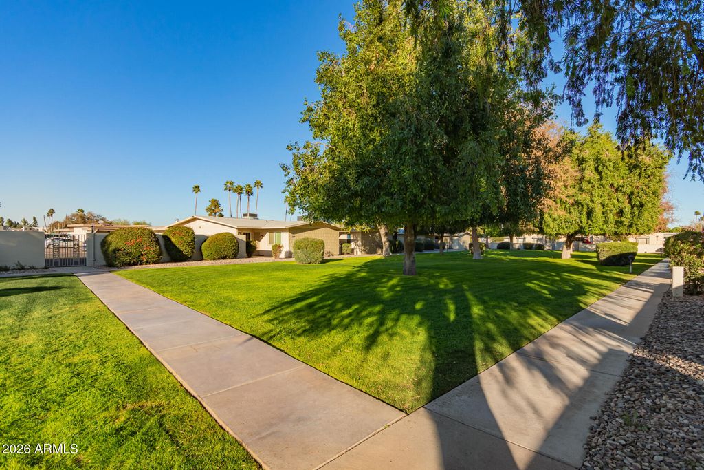 Image 27 of property listing at 17066 N 106TH Avenue, Sun City, AZ 85373