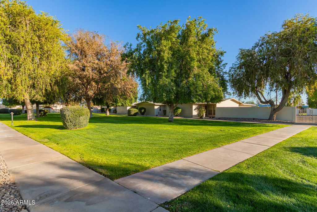 Image 30 of property listing at 17066 N 106TH Avenue, Sun City, AZ 85373