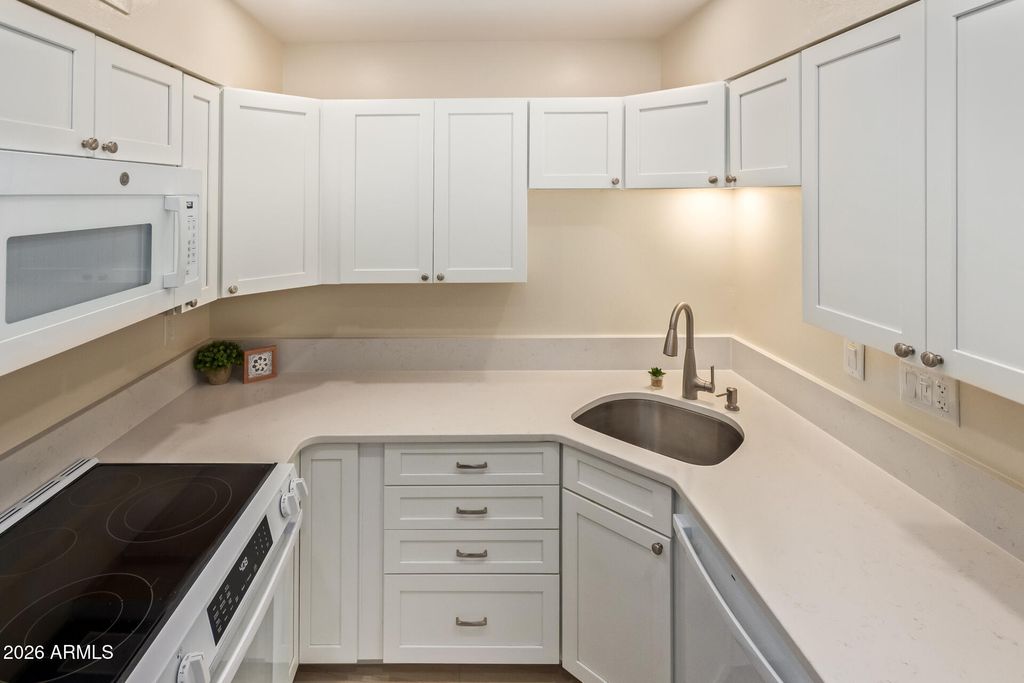 Image 6 of property listing at 17066 N 106TH Avenue, Sun City, AZ 85373