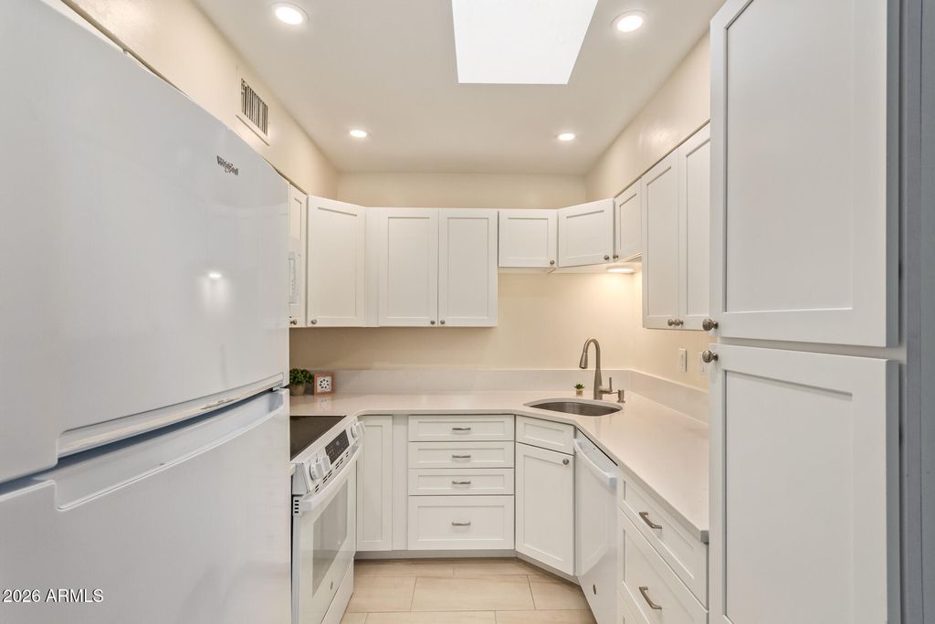 Image 7 of property listing at 17066 N 106TH Avenue, Sun City, AZ 85373