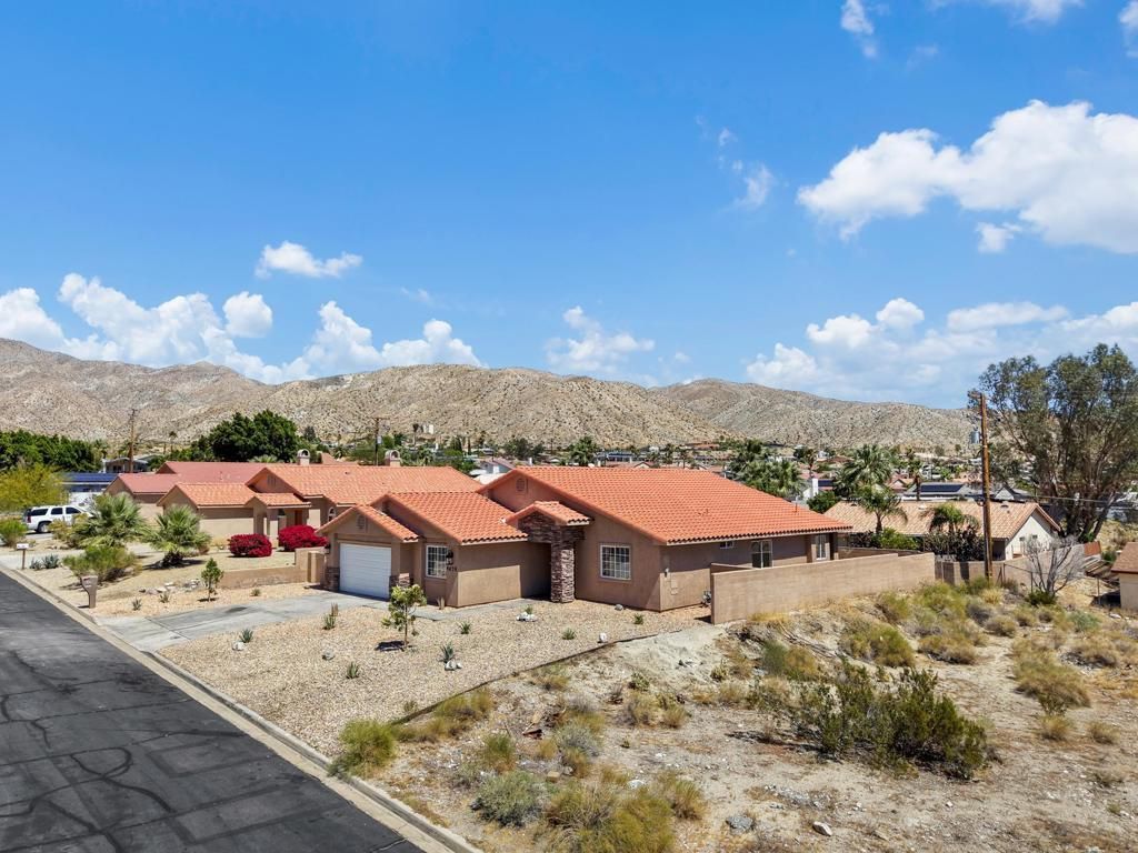 Image 3 of property listing at 9420 Vista Del Valle, Desert Hot Springs, CA 92240