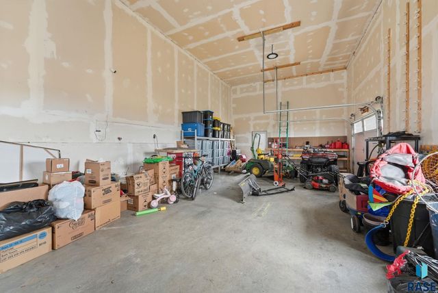 310 Praire Hills Dr Drive, Mitchell, SD 57301