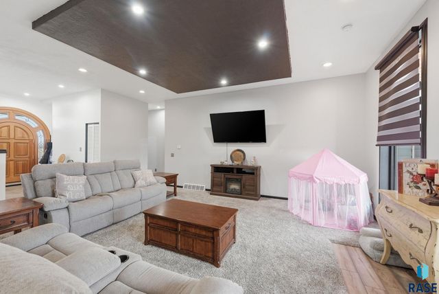 310 Praire Hills Dr Drive, Mitchell, SD 57301