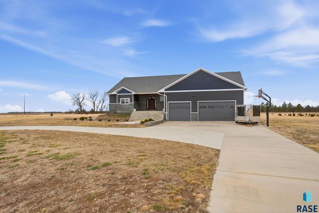 310 Praire Hills Dr Drive, Mitchell, SD 57301