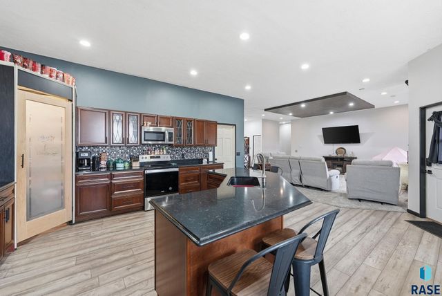 310 Praire Hills Dr Drive, Mitchell, SD 57301