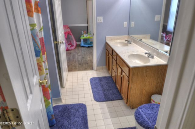 5910 Full Moon Ct, Louisville, KY 40216